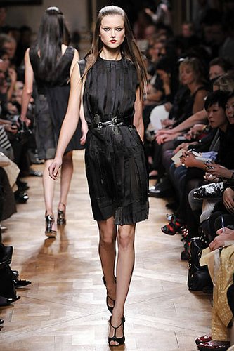 традиционное черное платье модно весной 2014