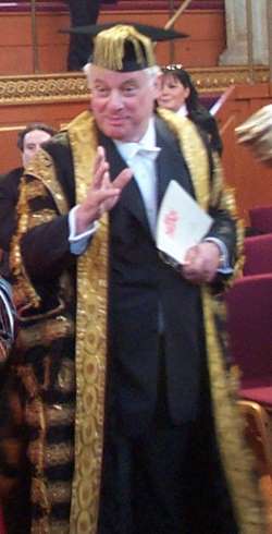 Лорд Паттен, канцлер Оксфордского университета, в традиционной мантии канцлера