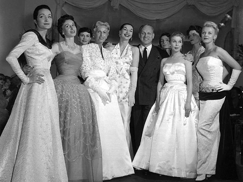 Модели в платьях New Look, 1955 год