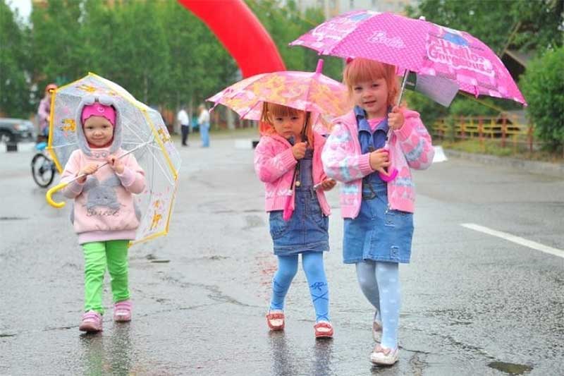 дети под зонтиками